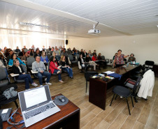 Foram encerrados nesta quinta-feira (5), em Curitiba, os cursos de formação continuada ofertados presencialmente aos profissionais que atuam no Gabinete e Diretorial Geral (DG) da Secretaria de Estado da Educação (SEED). A formação faz parte da programação da Semana Pedagógica, ofertada duas vezes por ano a aproximadamente 100 mil profissionais da educação.