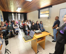 A Companhia de Saneamento do Paraná (Sanepar) é parceira da Secretaria de Estado da Educação na capacitação de técnicos e professores que atuam na educação ambiental nas escolas. Nesta quinta-feira (5), representantes dos 32 Núcleos Regionais de Educação participaram de mais uma etapa de formação com foco na preservação e proteção dos recursos hídricos.