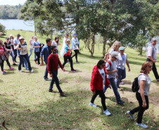 A Companhia de Saneamento do Paraná (Sanepar) é parceira da Secretaria de Estado da Educação na capacitação de técnicos e professores que atuam na educação ambiental nas escolas. Nesta quinta-feira (5), representantes dos 32 Núcleos Regionais de Educação participaram de mais uma etapa de formação com foco na preservação e proteção dos recursos hídricos.