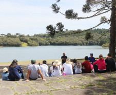 A Companhia de Saneamento do Paraná (Sanepar) é parceira da Secretaria de Estado da Educação na capacitação de técnicos e professores que atuam na educação ambiental nas escolas. Nesta quinta-feira (5), representantes dos 32 Núcleos Regionais de Educação participaram de mais uma etapa de formação com foco na preservação e proteção dos recursos hídricos.