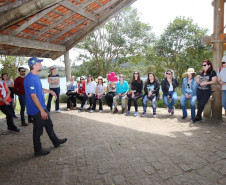 A Companhia de Saneamento do Paraná (Sanepar) é parceira da Secretaria de Estado da Educação na capacitação de técnicos e professores que atuam na educação ambiental nas escolas. Nesta quinta-feira (5), representantes dos 32 Núcleos Regionais de Educação participaram de mais uma etapa de formação com foco na preservação e proteção dos recursos hídricos.
