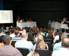As escolas da rede estadual de ensino da Região Metropolitana de Curitiba – Área Sul receberam nesta sexta-feira (6), na capital, o prêmio de Gestão Paraná. As unidades pertencentes ao Núcleo Regional de Educação da Área Metropolitana Sul foram selecionadas pela Secretaria de Estado da Educação por trabalharem com ações pedagógicas inéditas e envolverem a comunidade nas decisões do cotidiano escolar.