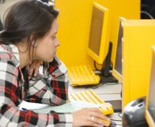 Os estudantes da rede estadual de ensino que farão as provas do Exame Nacional do Ensino Médio (Enem) nos dias 5 e 12 de novembro terão um reforço. A Secretaria de Estado da Educação disponibilizou gratuitamente o novo Simulado – Gabaritando o Enem 2017 para acesso público. O material permite aos estudantes simular e verificar o desempenho dos conteúdos previstos no exame. Na foto, alunos realizam simulado de anos anteriores.