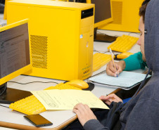 Os estudantes da rede estadual de ensino que farão as provas do Exame Nacional do Ensino Médio (Enem) nos dias 5 e 12 de novembro terão um reforço. A Secretaria de Estado da Educação disponibilizou gratuitamente o novo Simulado – Gabaritando o Enem 2017 para acesso público. O material permite aos estudantes simular e verificar o desempenho dos conteúdos previstos no exame. Na foto, alunos realizam simulado de anos anteriores.