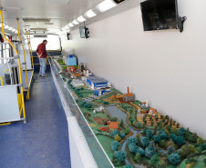 Na segunda parte da formação os servidores fizeram uma visita técnica ao ecoexpresso, um ônibus transformado em laboratório itinerante de educação ambiental da Sanepar. O espaço permite às equipes abordarem questões relacionadas à educação ambiental e saneamento básico de maneira prática e ágil.