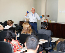 Servidores da Secretaria de Estado da Educação participaram nesta quarta-feira (11), em Curitiba, do curso de formação em educação ambiental ofertado pela pasta em parceria com a Companhia de Saneamento do Paraná (Sanepar). Cerca de 40 servidores aprenderam sobre a importância a as técnicas da coleta seletiva do óleo de cozinha.