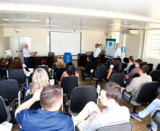 Servidores da Secretaria de Estado da Educação participaram nesta quarta-feira (11), em Curitiba, do curso de formação em educação ambiental ofertado pela pasta em parceria com a Companhia de Saneamento do Paraná (Sanepar). Cerca de 40 servidores aprenderam sobre a importância a as técnicas da coleta seletiva do óleo de cozinha.