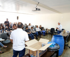 Servidores da Secretaria de Estado da Educação participaram nesta quarta-feira (11), em Curitiba, do curso de formação em educação ambiental ofertado pela pasta em parceria com a Companhia de Saneamento do Paraná (Sanepar). Cerca de 40 servidores aprenderam sobre a importância a as técnicas da coleta seletiva do óleo de cozinha.