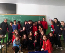 Graças a seus planos de aula, a professora de Matemática da rede estadual Emanuelle Martins foi selecionada pela Revista Nova Escola, junto com colegas do Paraná e do Brasil, para participar de um evento de formação em novembro, em Minas Gerais. O reconhecimento está relacionado ao trabalho que ela promove com os alunos em sala de aula no Colégio Frederico Guilherme Giese, município de Piên, na região Sudeste do Estado.