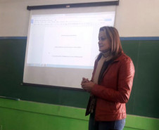 Graças a seus planos de aula, a professora de Matemática da rede estadual Emanuelle Martins foi selecionada pela Revista Nova Escola, junto com colegas do Paraná e do Brasil, para participar de um evento de formação em novembro, em Minas Gerais. O reconhecimento está relacionado ao trabalho que ela promove com os alunos em sala de aula no Colégio Frederico Guilherme Giese, município de Piên, na região Sudeste do Estado.