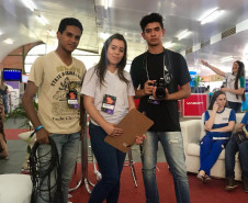 Guilherme Gonçalves (direita), 16 anos, do 2° ano do ensino médio do mesmo colégio, ficou responsável pela cobertura fotográfica do evento. “O mais interessante da oficina é a oportunidade de conhecer pessoas de outras escolas e cidades”, disse. “Além disso, estou conhecendo e me interessando cada vez mais pela profissão”, contou o aluno.