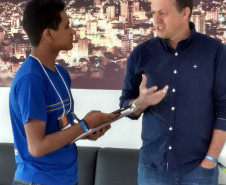 O estudante Jeferson Dionizio Martins, 16 anos, do 2° ano do ensino médio do Colégio Estadual Rui Barbosa, em Pato Branco, ficou responsável pelas entrevistas e edição de áudio e fotos. “É uma experiência muito rica porque as entrevistas ajudam a perder a timidez e isso é uma coisa que vou levar para minha vida e para a profissão que escolher”, disse o aluno, que deseja seguir a carreira teatral.