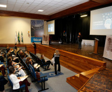 Profissionais que atuam no atendimento educacional especializado na rede estadual de ensino iniciaram nesta terça-feira (17), em Curitiba, o primeiro “Simpósio de Neurociência em foco: AH/SD, TG e Deficiências e Neurociência aplicada à educação especial”