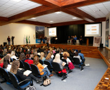 Profissionais que atuam no atendimento educacional especializado na rede estadual de ensino iniciaram nesta terça-feira (17), em Curitiba, o primeiro “Simpósio de Neurociência em foco: AH/SD, TG e Deficiências e Neurociência aplicada à educação especial”