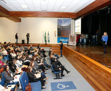 Profissionais que atuam no atendimento educacional especializado na rede estadual de ensino iniciaram nesta terça-feira (17), em Curitiba, o primeiro “Simpósio de Neurociência em foco: AH/SD, TG e Deficiências e Neurociência aplicada à educação especial”