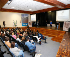 Profissionais que atuam no atendimento educacional especializado na rede estadual de ensino iniciaram nesta terça-feira (17), em Curitiba, o primeiro “Simpósio de Neurociência em foco: AH/SD, TG e Deficiências e Neurociência aplicada à educação especial”