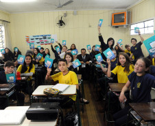 A Copel Telecom lançou nesta terça-feira (17) um projeto de responsabilidade social chamado Internet Sem Bullying. A Escola Estadual Angelo Trevisan, no bairro de Santa Felicidade, em Curitiba, é a primeira a receber o projeto. Outras 10 escolas em Curitiba, Araucária, Maringá, Ponta Grossa e Foz do Iguaçu vão receber as palestras até o final do ano.