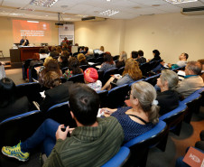 Técnicos pedagógicos das equipes de educação em direitos humanos, enfrentamentos à violência e uso abusivo de álcool e outras drogas, da Secretaria de Estado da Educação, Núcleos Regionais, iniciaram nesta quarta-feira (18), em Curitiba, o seminário de formação continuada de Educação em Direitos Humanos. Participam também representantes do Batalhão de Patrulha Escolar Comunitária.