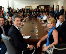 Também participaram do evento a secretária da Família e Desenvolvimento Social, Fernanda Richa; o secretário de Infraestrutura e Logística, José Richa Filho; os deputados estaduais Marcio Pauliki, Marcio Nunes e André Bueno; o secretário estadual de Assuntos Estratégicos e ex- prefeito de Cascavel, Edgar Bueno; o prefeito de Pérola, Darlan Scalco; a presidente da Federação das Apaes do Paraná, professora Neuza Soares de Sá; o diretor de relações institucionais da Fecomércio, Walter Xavier.