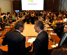 O governador Beto Richa liberou o pagamento de R$ 550 milhões para mais de 33 mil professores da rede estadual. A medida põe fim a uma ação ajuizada há 28 anos por profissionais contratados pelo regime CLT, entre os anos de 1989 e 1992, que se refere às diferenças salariais em relação ao piso do magistério estadual.