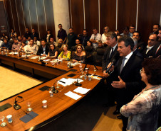 O governador Beto Richa liberou o pagamento de R$ 550 milhões para mais de 33 mil professores da rede estadual. A medida põe fim a uma ação ajuizada há 28 anos por profissionais contratados pelo regime CLT, entre os anos de 1989 e 1992, que se refere às diferenças salariais em relação ao piso do magistério estadual.