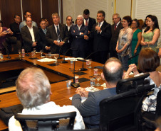 O governador Beto Richa liberou o pagamento de R$ 550 milhões para mais de 33 mil professores da rede estadual. A medida põe fim a uma ação ajuizada há 28 anos por profissionais contratados pelo regime CLT, entre os anos de 1989 e 1992, que se refere às diferenças salariais em relação ao piso do magistério estadual.