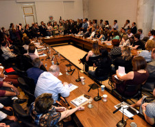 O governador Beto Richa liberou o pagamento de R$ 550 milhões para mais de 33 mil professores da rede estadual. A medida põe fim a uma ação ajuizada há 28 anos por profissionais contratados pelo regime CLT, entre os anos de 1989 e 1992, que se refere às diferenças salariais em relação ao piso do magistério estadual.