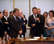 O governador Beto Richa liberou o pagamento de R$ 550 milhões para mais de 33 mil professores da rede estadual. A medida põe fim a uma ação ajuizada há 28 anos por profissionais contratados pelo regime CLT, entre os anos de 1989 e 1992, que se refere às diferenças salariais em relação ao piso do magistério estadual.