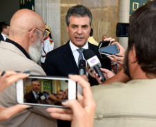 O governador Beto Richa entregou nesta quarta-feira (18), no Palácio Iguaçu, em Curitiba, 32 novos veículos para os Núcleos Regionais de Educação. Os veículos vão reforçar frota utilizada no trabalho realizado nas 2.100 escolas estaduais do Paraná. Além disso, Richa repassou outros cinco ônibus para a Sanepar, que serão usados em ações de educação ambiental, em diversos municípios do Estado.