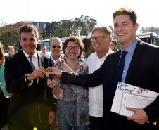 O governador Beto Richa entregou nesta quarta-feira (18), no Palácio Iguaçu, em Curitiba, 32 novos veículos para os Núcleos Regionais de Educação. Os veículos vão reforçar frota utilizada no trabalho realizado nas 2.100 escolas estaduais do Paraná. Além disso, Richa repassou outros cinco ônibus para a Sanepar, que serão usados em ações de educação ambiental, em diversos municípios do Estado.
