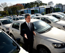 O governador Beto Richa entregou nesta quarta-feira (18), no Palácio Iguaçu, em Curitiba, 32 novos veículos para os Núcleos Regionais de Educação. Os veículos vão reforçar frota utilizada no trabalho realizado nas 2.100 escolas estaduais do Paraná. Além disso, Richa repassou outros cinco ônibus para a Sanepar, que serão usados em ações de educação ambiental, em diversos municípios do Estado.