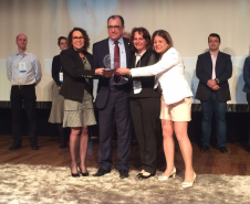 O Núcleo Regional de Educação de Cascavel recebeu, na noite desta terça-feira (17), em Curitiba, o primeiro lugar no Prêmio SESI ODS 2017 – categoria Poder Púbico pelo projeto Escolas Mais Humanizadas, iniciado em julho de 2014.

A premiação, criada pelo Serviço Social da Indústria (SESI) Paraná, busca reconhecer boas práticas para o alcance dos Objetivos de Desenvolvimento Sustentável (ODS) tanto de instituições públicas quanto privadas e terceiro setor.
