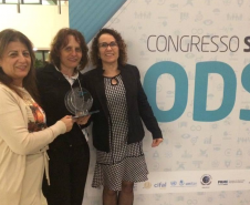 O Núcleo Regional de Educação de Cascavel recebeu, na noite desta terça-feira (17), em Curitiba, o primeiro lugar no Prêmio SESI ODS 2017 – categoria Poder Púbico pelo projeto Escolas Mais Humanizadas, iniciado em julho de 2014.

A premiação, criada pelo Serviço Social da Indústria (SESI) Paraná, busca reconhecer boas práticas para o alcance dos Objetivos de Desenvolvimento Sustentável (ODS) tanto de instituições públicas quanto privadas e terceiro setor.