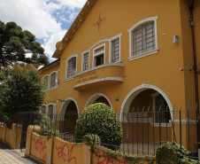 Flávio Arns e equipe do Núcleo Regional de Curitiba promovem diálogo com comunidade escolar para realização de melhorias nas escolas. Foto da fachada do Colégio Estadual Elias Abrahão.