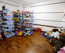 Os 46 estudantes surdos da educação infantil e das séries iniciais da Escola Estadual Guilherme Eduardo Jacobucci, no bairro Tarumã, em Curitiba, recebem atendimento especializado, em tempo integral, com metodologias específicas para a alfabetização em Linguagem Brasileira de Sinal (Libras), português escrita, treinamento auditivo e leitura labial.