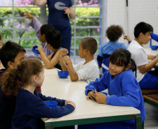 Os 46 estudantes surdos da educação infantil e das séries iniciais da Escola Estadual Guilherme Eduardo Jacobucci, no bairro Tarumã, em Curitiba, recebem atendimento especializado, em tempo integral, com metodologias específicas para a alfabetização em Linguagem Brasileira de Sinal (Libras), português escrita, treinamento auditivo e leitura labial.