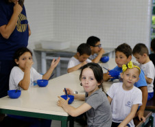 Os 46 estudantes surdos da educação infantil e das séries iniciais da Escola Estadual Guilherme Eduardo Jacobucci, no bairro Tarumã, em Curitiba, recebem atendimento especializado, em tempo integral, com metodologias específicas para a alfabetização em Linguagem Brasileira de Sinal (Libras), português escrita, treinamento auditivo e leitura labial.
