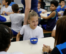 Os 46 estudantes surdos da educação infantil e das séries iniciais da Escola Estadual Guilherme Eduardo Jacobucci, no bairro Tarumã, em Curitiba, recebem atendimento especializado, em tempo integral, com metodologias específicas para a alfabetização em Linguagem Brasileira de Sinal (Libras), português escrita, treinamento auditivo e leitura labial.