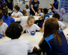Os 46 estudantes surdos da educação infantil e das séries iniciais da Escola Estadual Guilherme Eduardo Jacobucci, no bairro Tarumã, em Curitiba, recebem atendimento especializado, em tempo integral, com metodologias específicas para a alfabetização em Linguagem Brasileira de Sinal (Libras), português escrita, treinamento auditivo e leitura labial.