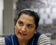 
“Como a nossa escola oferece a oralização, por meio dessas técnicas conseguimos trabalhar os fonemas necessários para cada aluno dando o suporte para o desenvolvimento da escrita em português. A maioria passa para o sexto ano mais preparado porque consegue ler, escrever e compreender e se comunicar melhor”, explicou a professora de atividades complementares, Raquel Barros dos Santos.