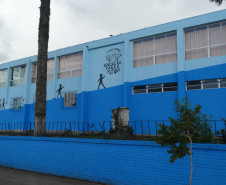 O Colégio Estadual Romário Martins, em Piraquara, Região Metropolitana de Curitiba, está revitalizado. O Programa Mãos Amigas finalizou a pintura dos muros, da fachada, das salas de aula e das paredes externas e internas da escola, além de reparos nos forros e novas instalações elétricas. Tudo para beneficiar cerca de 1,5 mil estudantes dos ensinos fundamental e médio.
