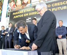 O governador Beto Richa autorizou obras de reformas em sete escolas estaduais de Pato Branco nesta segunda-feira (23). As unidades beneficiadas são os colégios São João, São Roque, Carlos Gomes, Castro Alves, Rui Barbosa, São João Bosco e São Vicente de Paula. “Além de obras estruturais, também vamos modernizar o sistema tecnológico das 2.100 escolas do Paraná”, afirmou Richa.