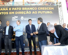 O governador Beto Richa autorizou obras de reformas em sete escolas estaduais de Pato Branco nesta segunda-feira (23). As unidades beneficiadas são os colégios São João, São Roque, Carlos Gomes, Castro Alves, Rui Barbosa, São João Bosco e São Vicente de Paula. “Além de obras estruturais, também vamos modernizar o sistema tecnológico das 2.100 escolas do Paraná”, afirmou Richa.