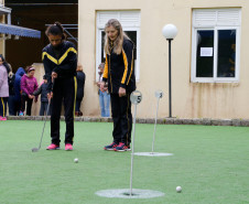 Acontece até sexta-feira (27) em Curitiba a quarta edição dos Jogos da Educação Especial da Primavera 2017 (Joeep). Participam escolas de Curitiba e Pinhais que ofertam a Educação Infantil e Ensino Fundamental Anos Iniciais na Modalidade de Educação Especial. As disputas ocorrem nas instalações da Escola Estadual de Educação Básica Lucy Requião de Mello e Silva, no bairro Santa Felicidade.