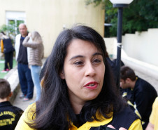 
Os 15 estudantes da escola Municipal Elis de Fátima Zem, do município de Pinhais, participam pela primeira vez. A professora de Educação Física Ana Paula Lourenço Vieira lembrou a importância da competição esportiva para o desenvolvimento pleno dos estudantes com deficiência intelectual moderada. “É um momento em que o aluno se sente valorizado e participativo. A atividade esportiva traz vários benefícios aos alunos como a atenção, concentração e habilidade motora”, lembrou Ana Paula.