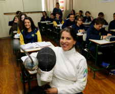 A professora de Ciências Mayssa Mascarenhas Grise Monteiro, da Escola Estadual Ângelo Trevisan, localizada no bairro Santa Felicidade, em Curitiba, fez parte da equipe brasileira feminina de esgrima que conquistou medalha de bronze no início de outubro, no torneio sul-americano da modalidade, realizado em Santiago, no Chile.