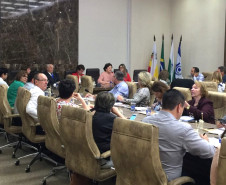 Os 32 chefes dos Núcleos Regionais de Educação (NREs) estiveram reunidos em Maringá nesta segunda, terça e quarta-feira (23, 24 e 25) com a secretária de Estado da Educação, professora Ana Seres, chefes de departamentos da Secretaria da Educação e do Fundepar, para debater assuntos administrativos e dar encaminhamentos a questões pedagógicas, de recursos humanos e infraestrutura.