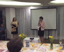 Os 32 chefes dos Núcleos Regionais de Educação (NREs) estiveram reunidos em Maringá nesta segunda, terça e quarta-feira (23, 24 e 25) com a secretária de Estado da Educação, professora Ana Seres, chefes de departamentos da Secretaria da Educação e do Fundepar, para debater assuntos administrativos e dar encaminhamentos a questões pedagógicas, de recursos humanos e infraestrutura.