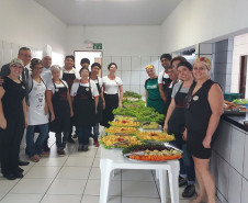 
PARANAVAÍ – A superintendente da Educação, Inês Carnieletto, e a chefe de gabinete da SEED, Creusa Borges Abdala, representaram a secretária nas comemorações dos 70 anos da Secretaria, realizadas nesta quarta-feira (25) em Paranavaí. O almoço foi preparado pelos estudantes do curso técnico em cozinha do Colégio Estadual Emira Ribeiro.