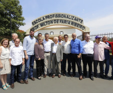 Ainda em Cambará, o governador Beto Richa visitou a Escola Profissionalizante Milton Faria de Oliveira, construída e mantida pelo Instituto Bourbon de Responsabilidade Socioambiental. Inaugurada em junho deste ano, a escola tem cerca de 250 alunos e oferece cursos de cabeleireiros, estética, depilação, entre outros.
